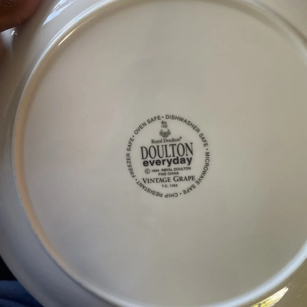 Royal Doulton Everyday England VINTAGE GRAPE‎ TC1193 Dinner Plate Discontinued